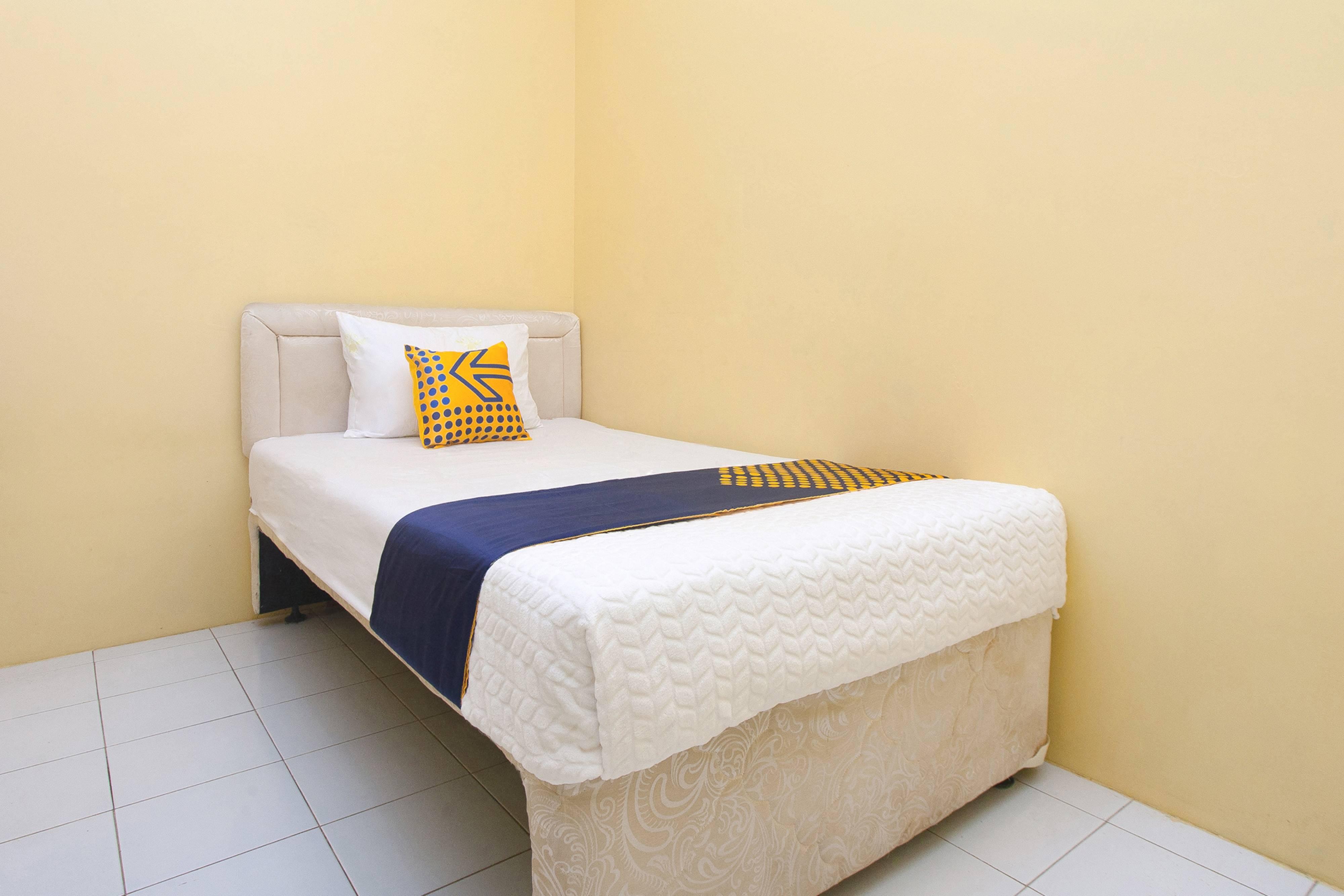 Spot On 2830 Azka Guest House Syariah Cilacap Exterior foto