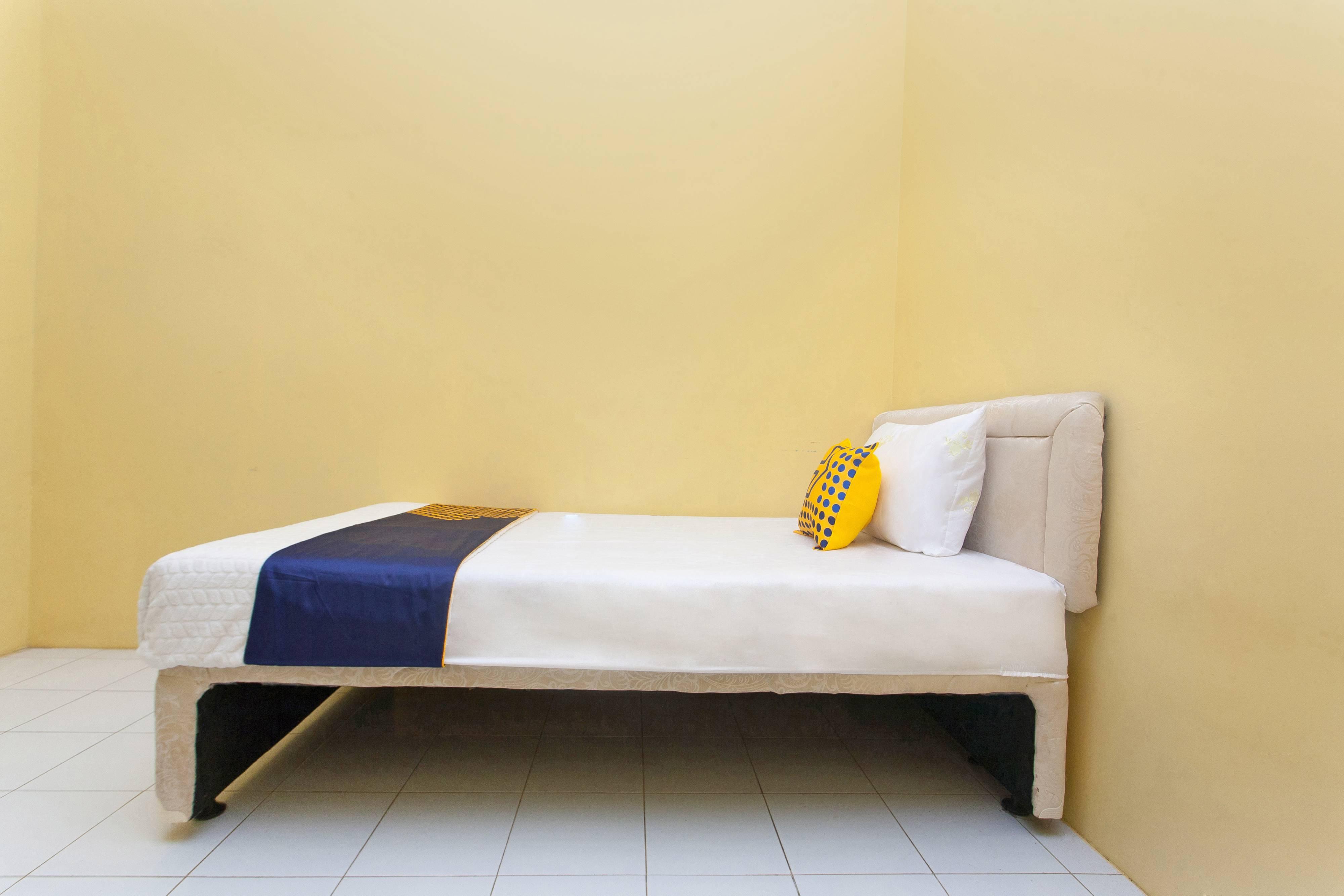 Spot On 2830 Azka Guest House Syariah Cilacap Exterior foto