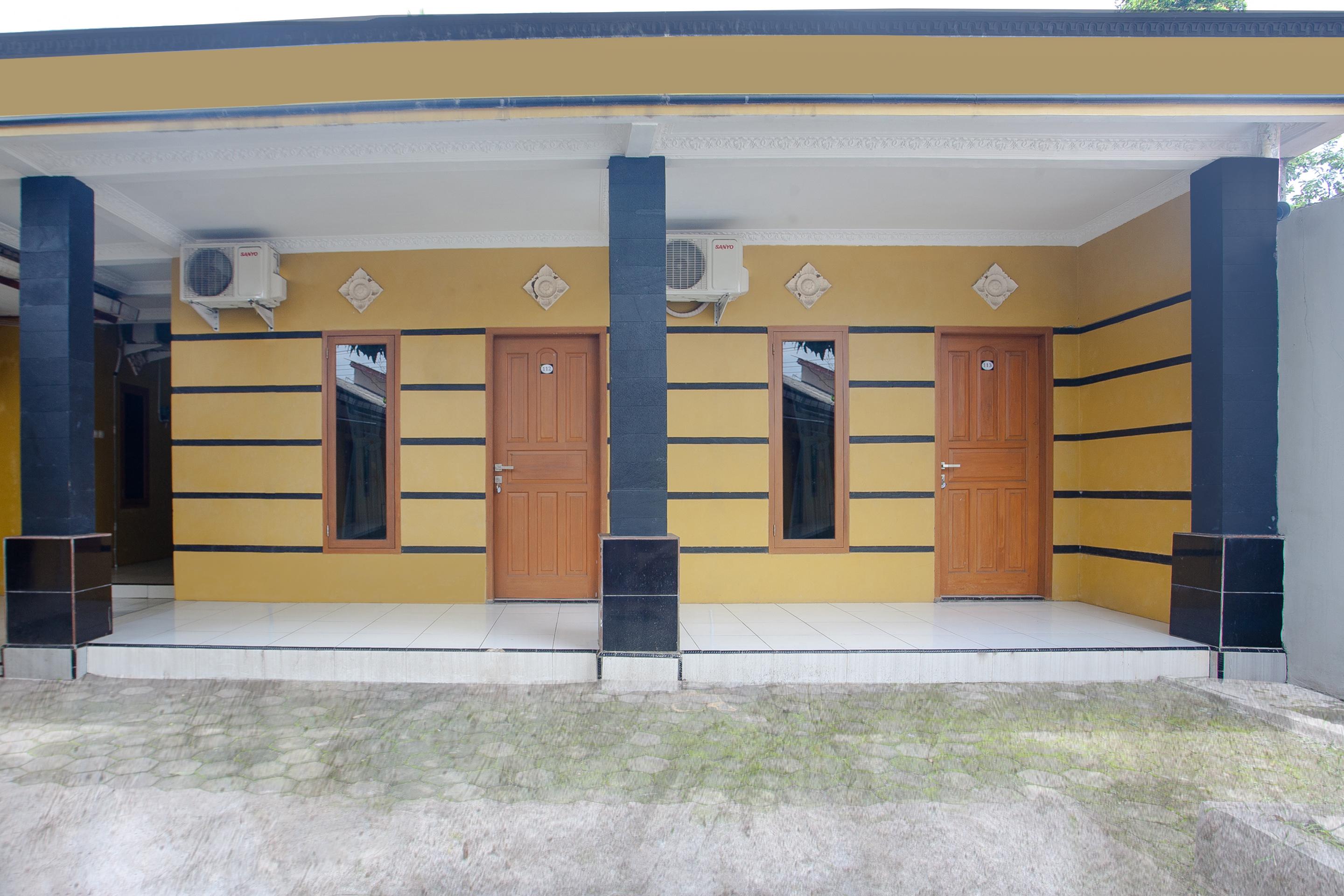 Spot On 2830 Azka Guest House Syariah Cilacap Exterior foto