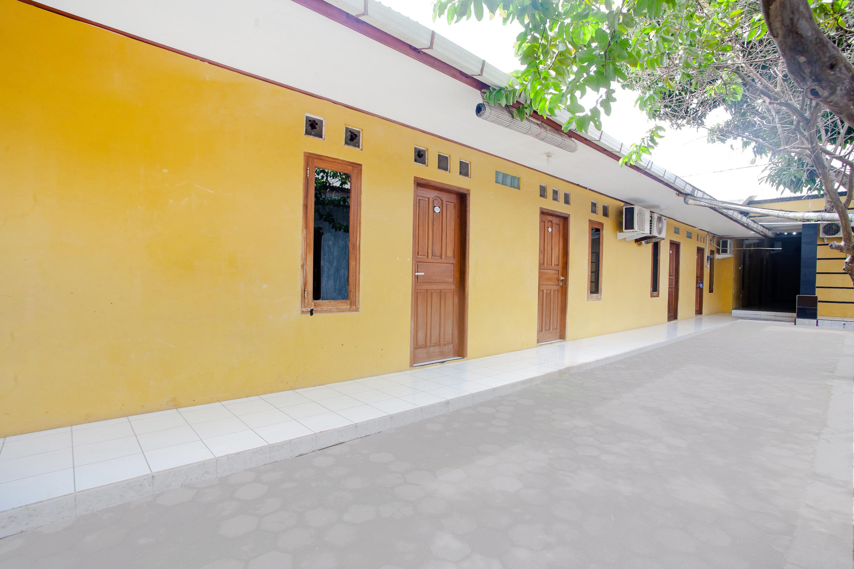Spot On 2830 Azka Guest House Syariah Cilacap Exterior foto