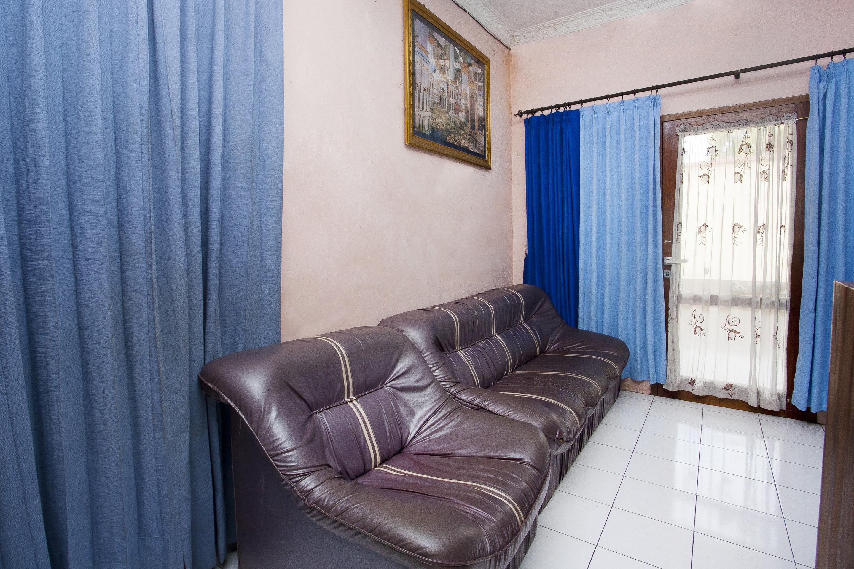 Spot On 2830 Azka Guest House Syariah Cilacap Exterior foto